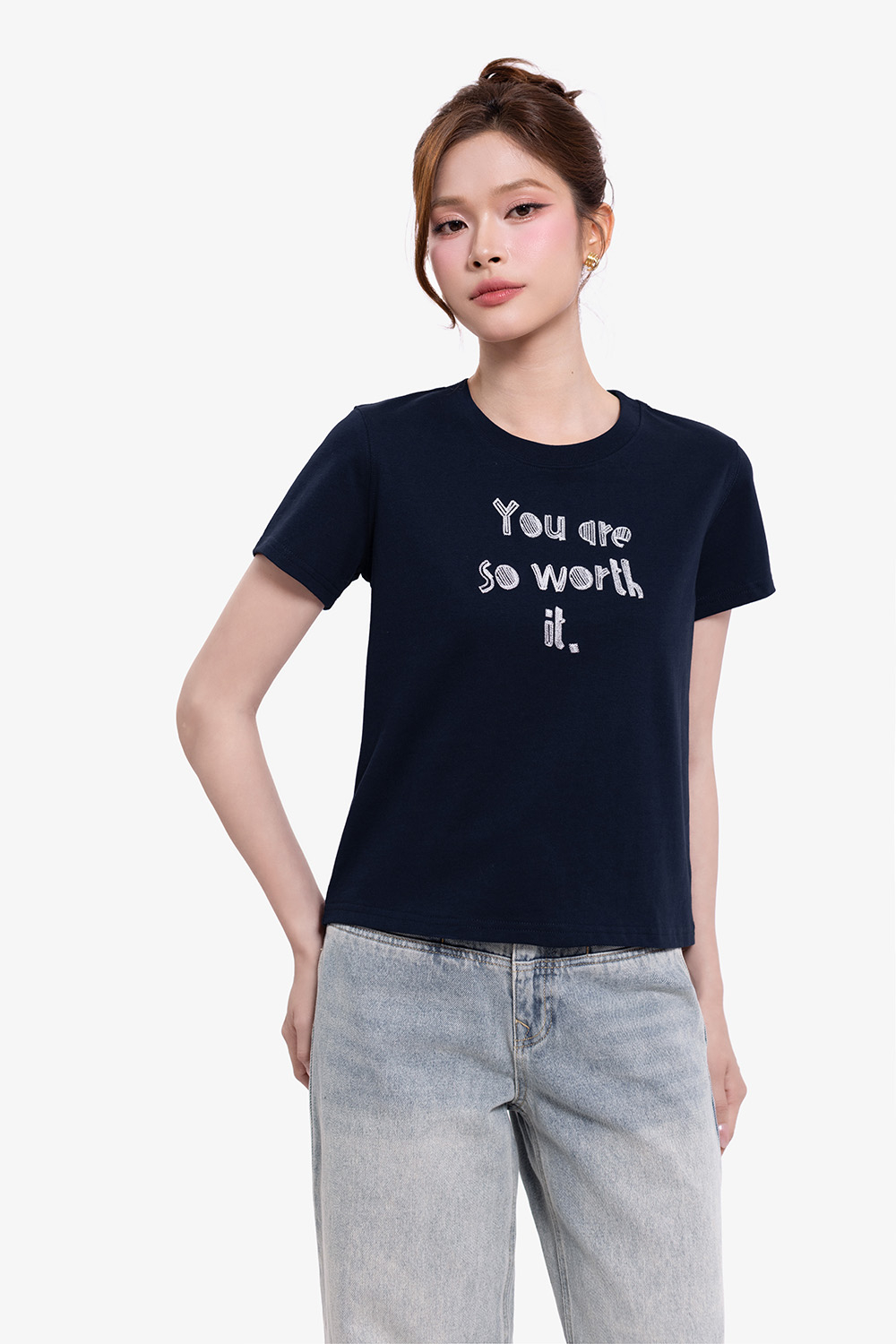 Áo thun cotton màu xanh thêu chữ