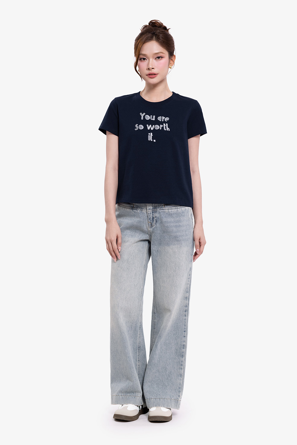 Áo thun cotton màu xanh thêu chữ