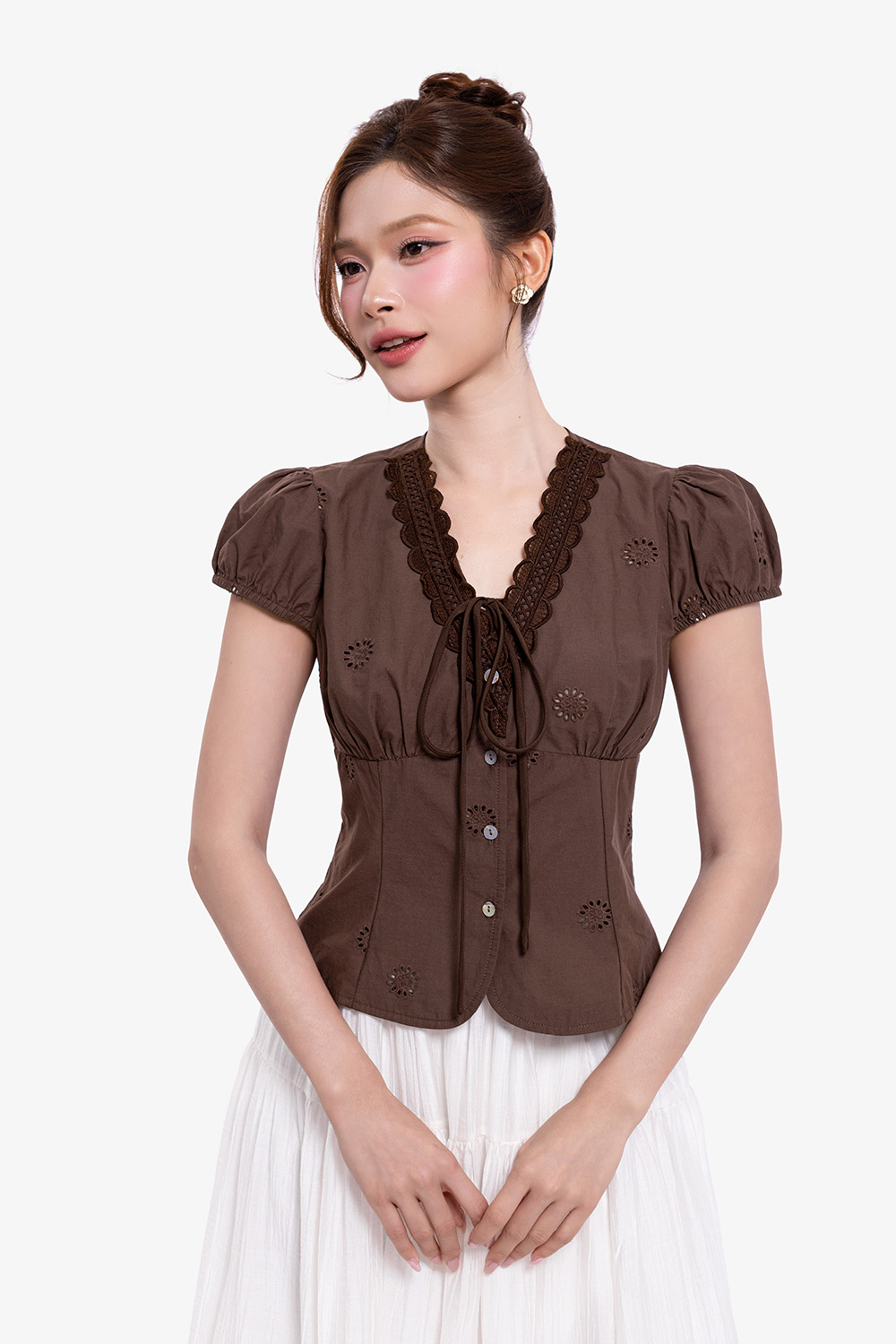 Áo kiểu xô thêu màu nâu cổ V phối ren