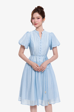 Đầm xòe màu xanh tay chuông đính nút