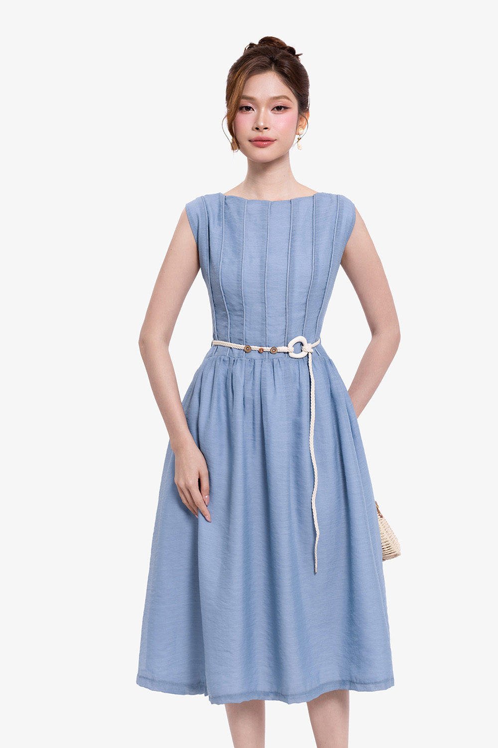 Đầm xòe sát nách màu xanh pastel kèm thắt lưng