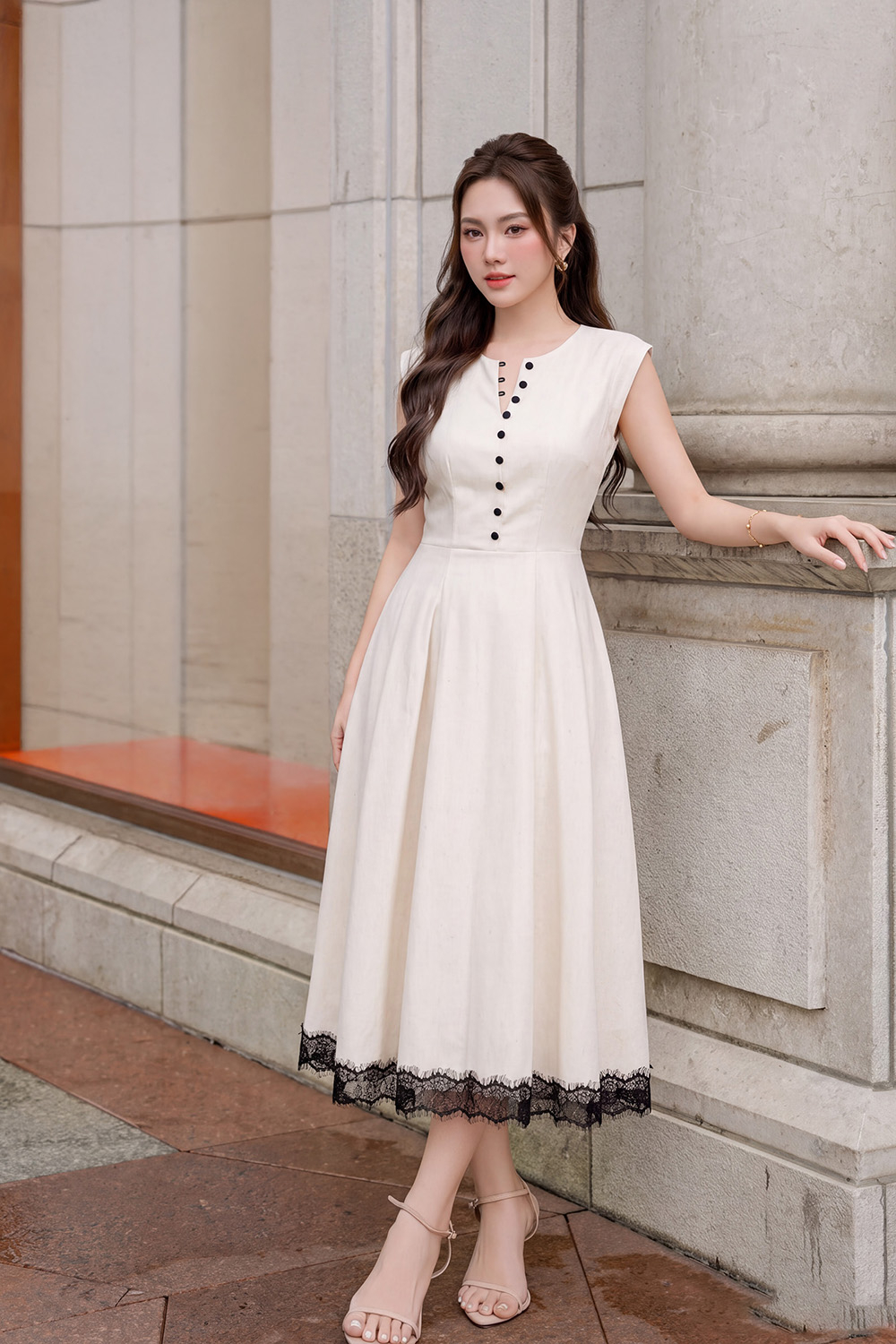 Đầm linen dáng xòe dài cổ V phối ren