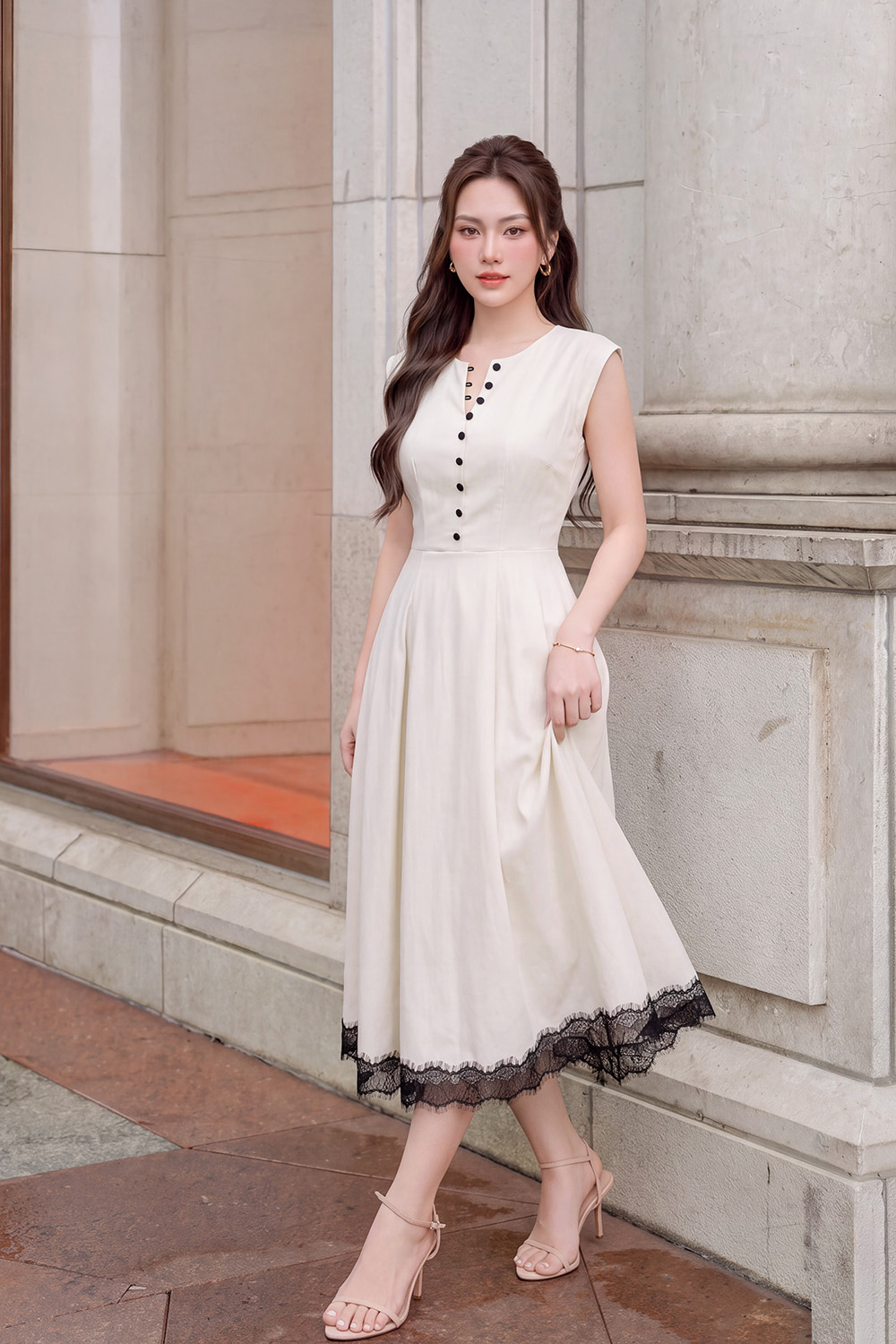 Đầm linen dáng xòe dài cổ V phối ren