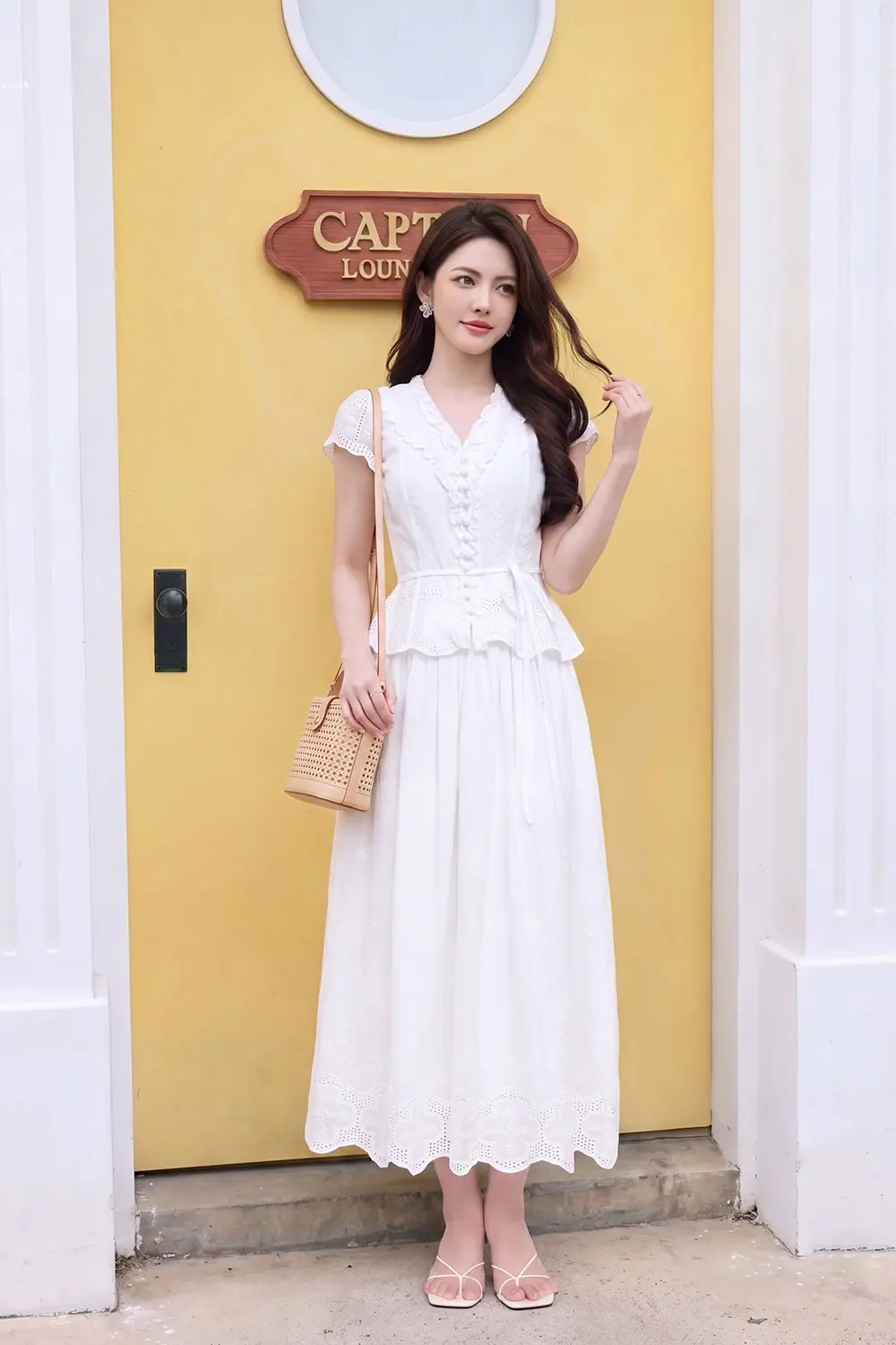 Áo kiểu nữ màu trắng chất xô thêu