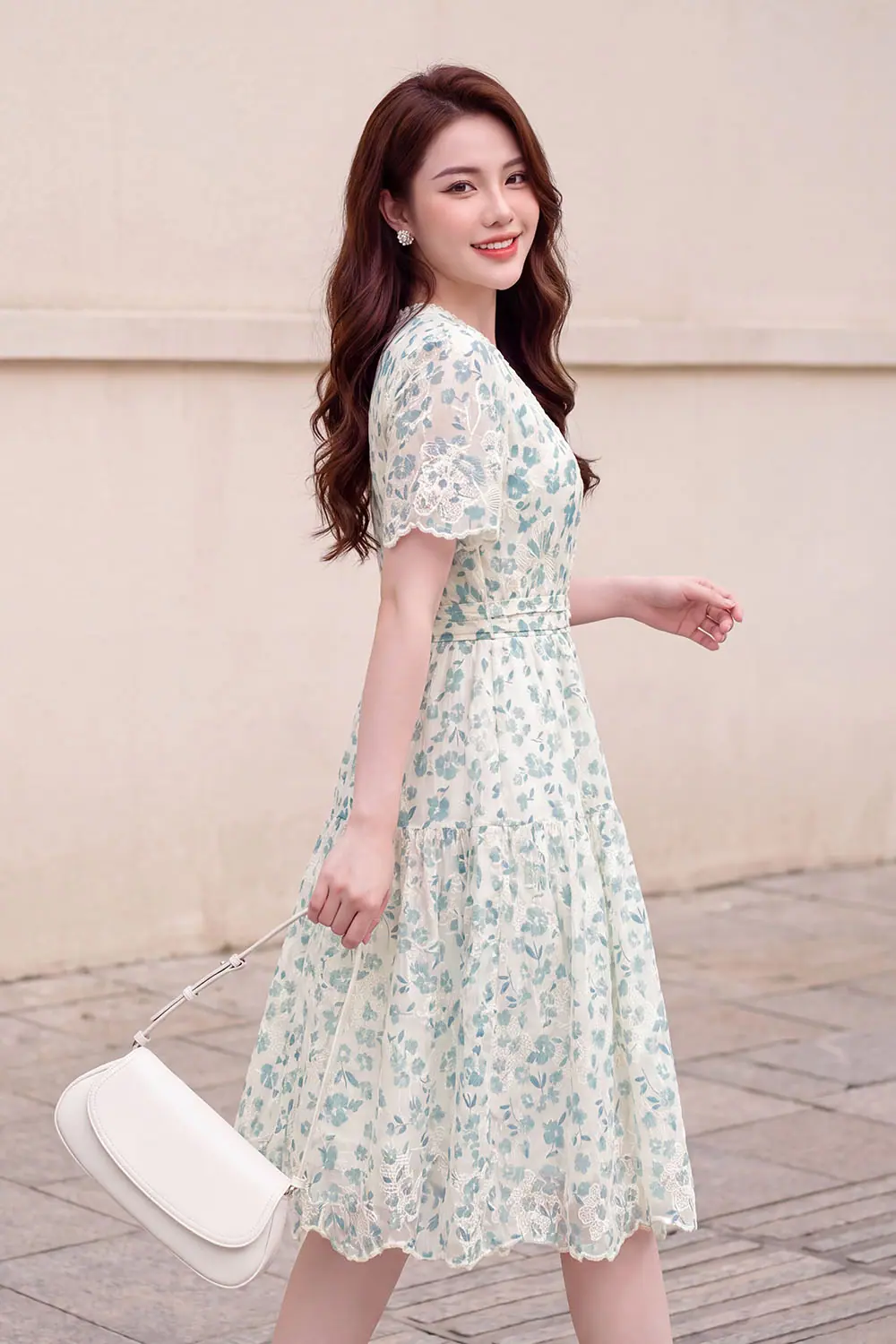 Đầm xô thêu hoa xanh cổ V