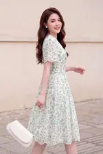 Đầm xô thêu hoa xanh cổ V