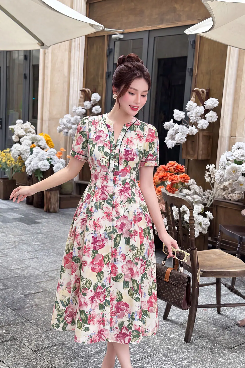 Đầm linen hoa cổ V tay ngắn dáng xòe