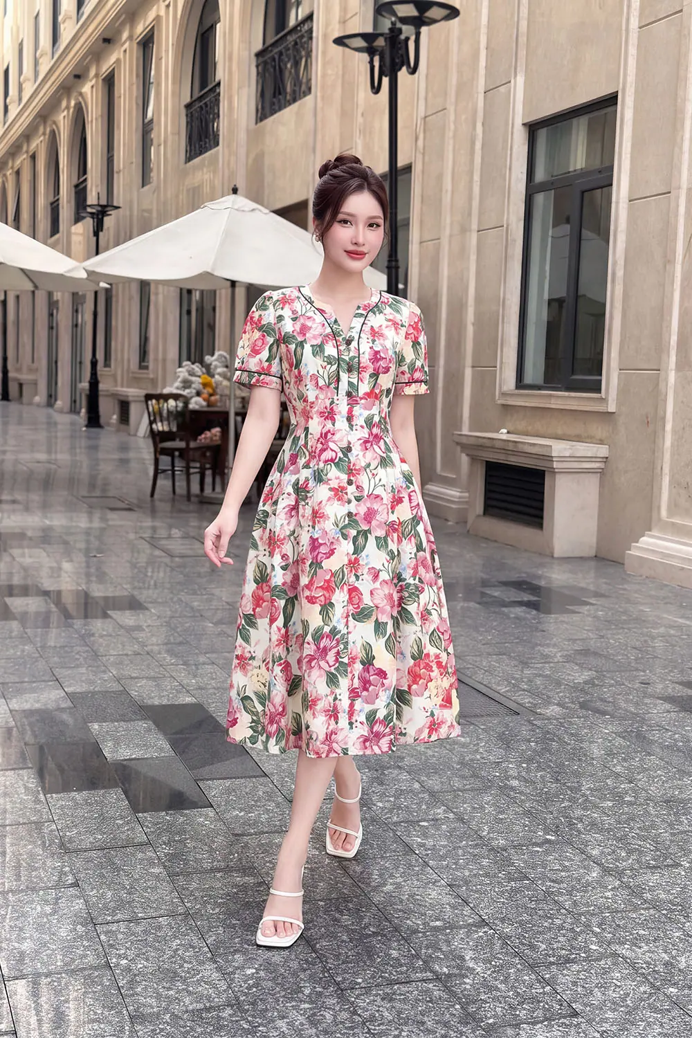 Đầm linen hoa cổ V tay ngắn dáng xòe