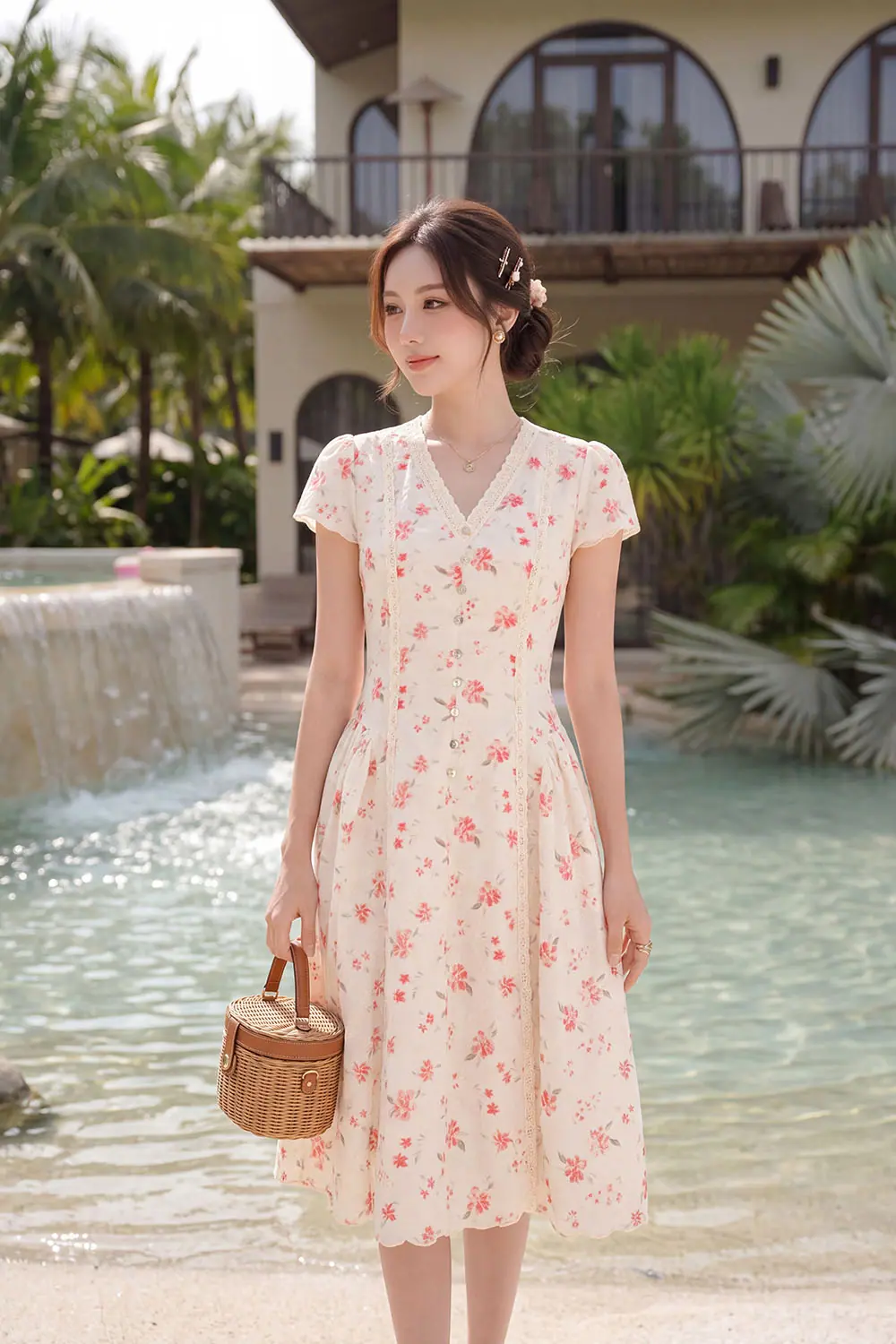 Đầm xô thêu hoa nhí cổ V phối ren