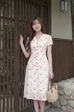 Đầm trắng họa tiết hoa dáng chữ A