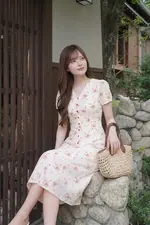 Đầm trắng họa tiết hoa dáng chữ A