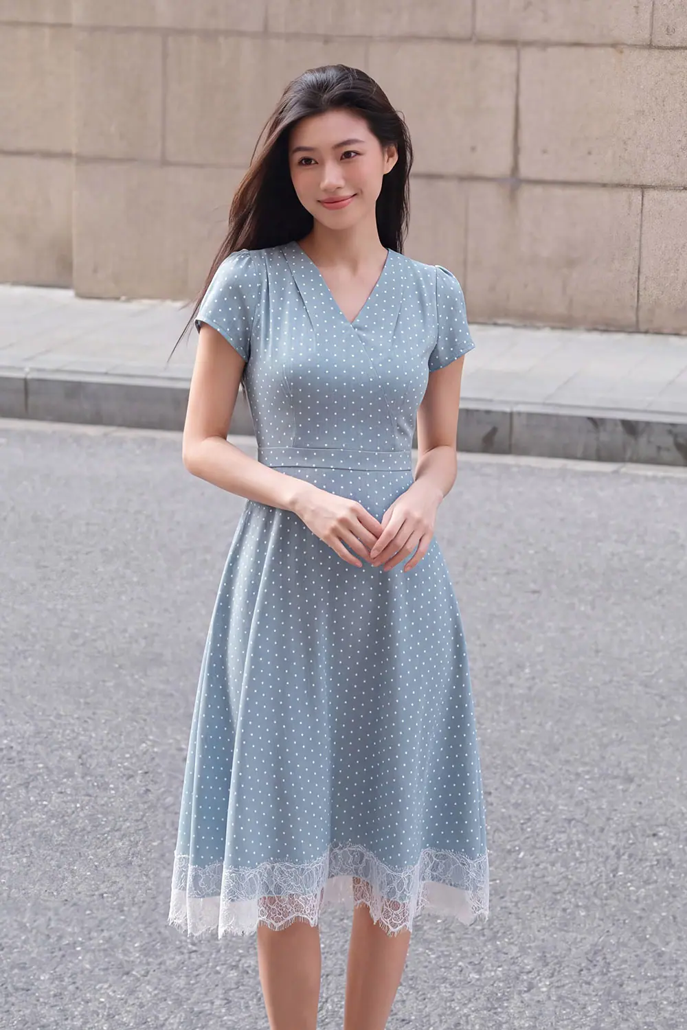Đầm xòe chấm bi cổ đắp chéo phối ren
