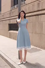 Đầm xòe chấm bi cổ đắp chéo phối ren