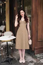 Đầm chấm bi dáng xòe cổ V viền ren