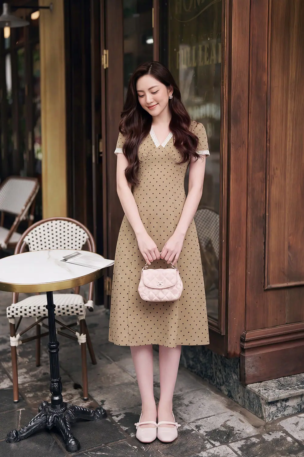 Đầm chấm bi dáng xòe cổ V viền ren