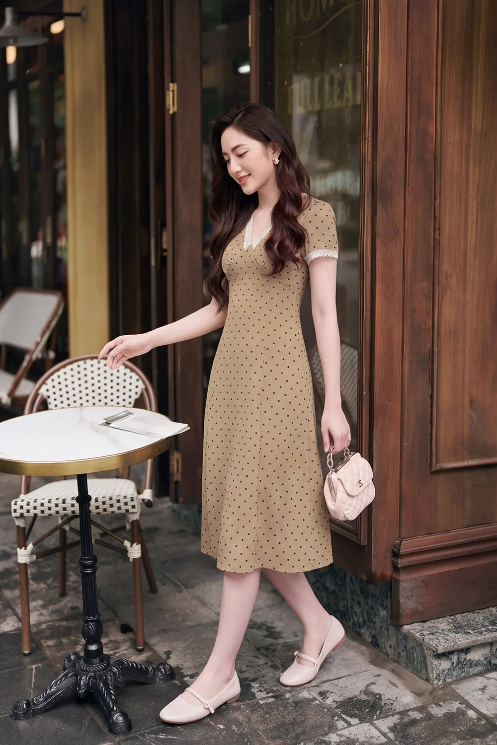 Đầm chấm bi dáng xòe cổ V viền ren