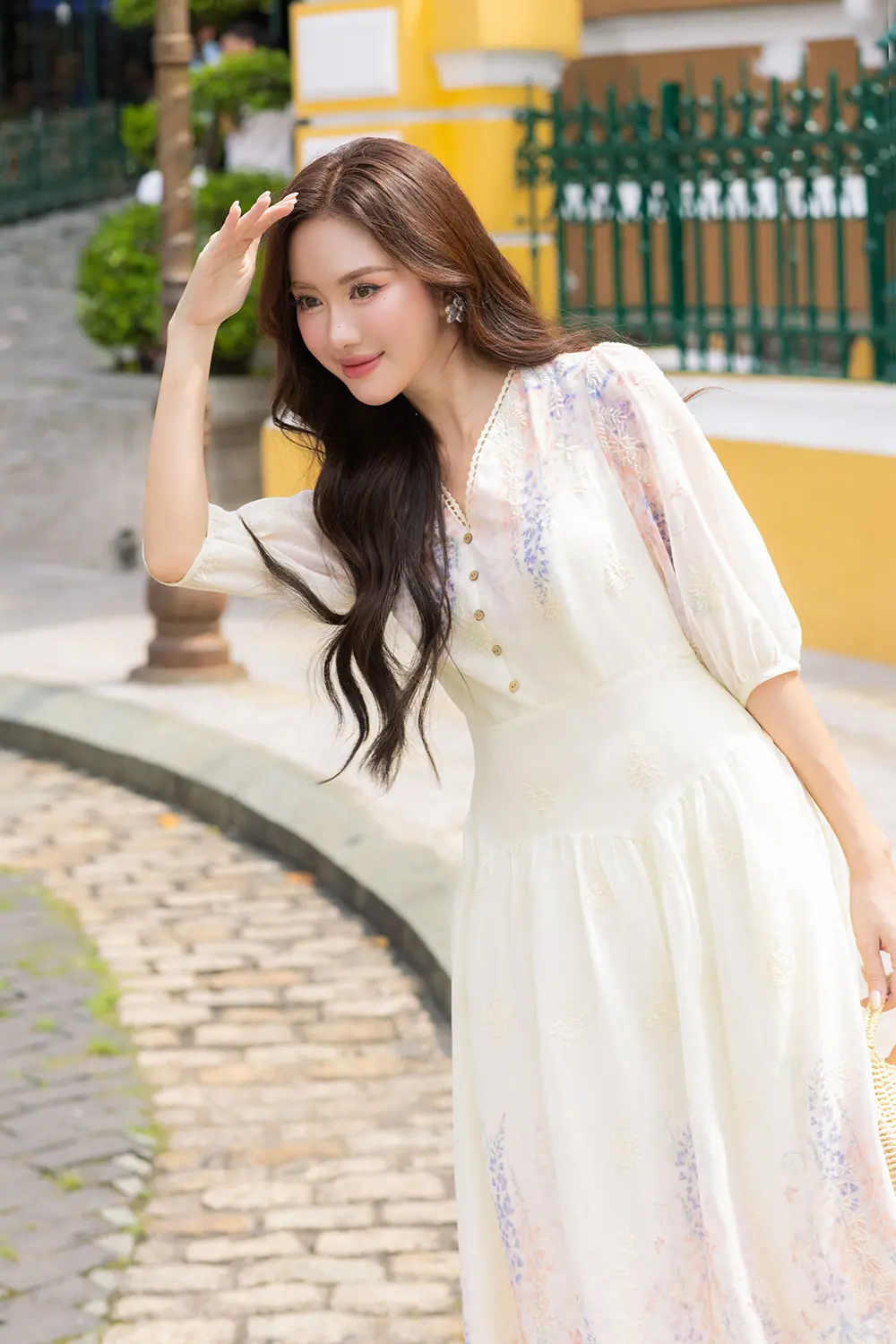Đầm voan lụa thêu hoa dáng xòe tay lỡ