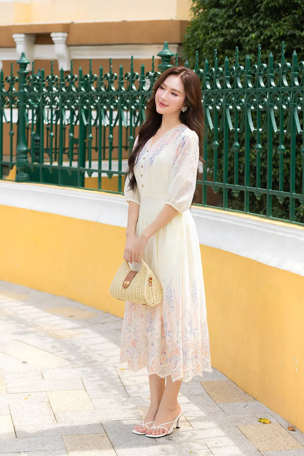 Đầm voan lụa thêu hoa dáng xòe tay lỡ
