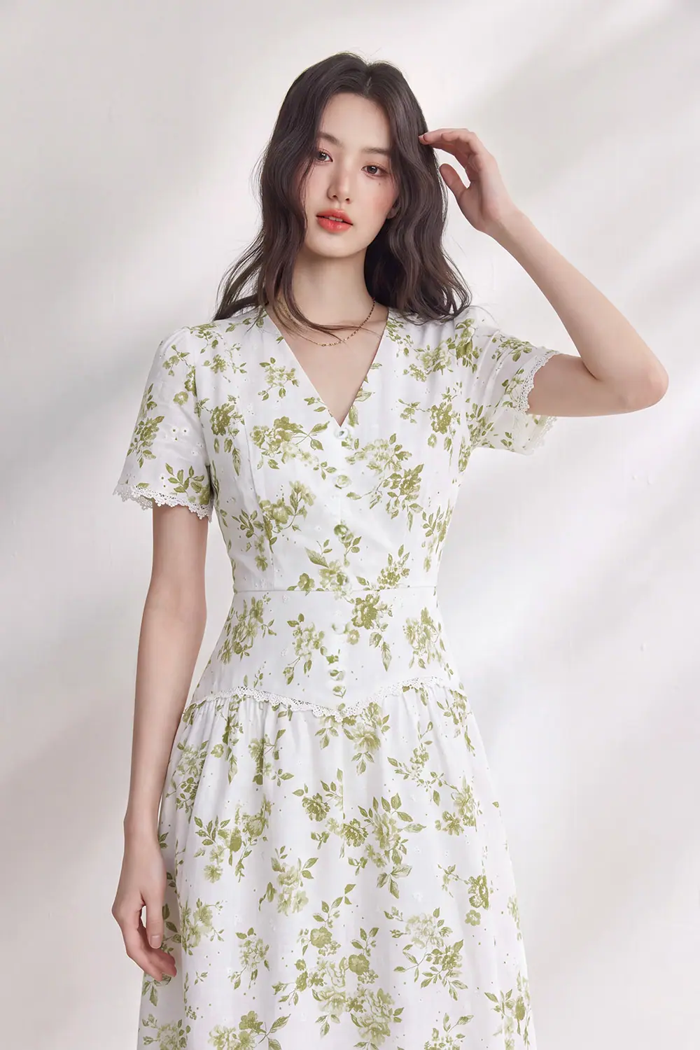 Đầm thiết kế xô thêu cổ V họa tiết hoa