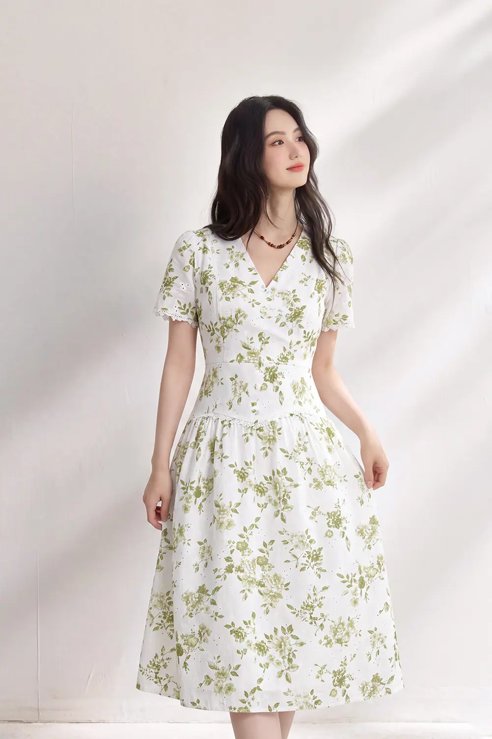 Đầm thiết kế xô thêu cổ V họa tiết hoa
