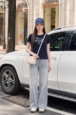 Áo thun cotton màu xanh thêu chữ