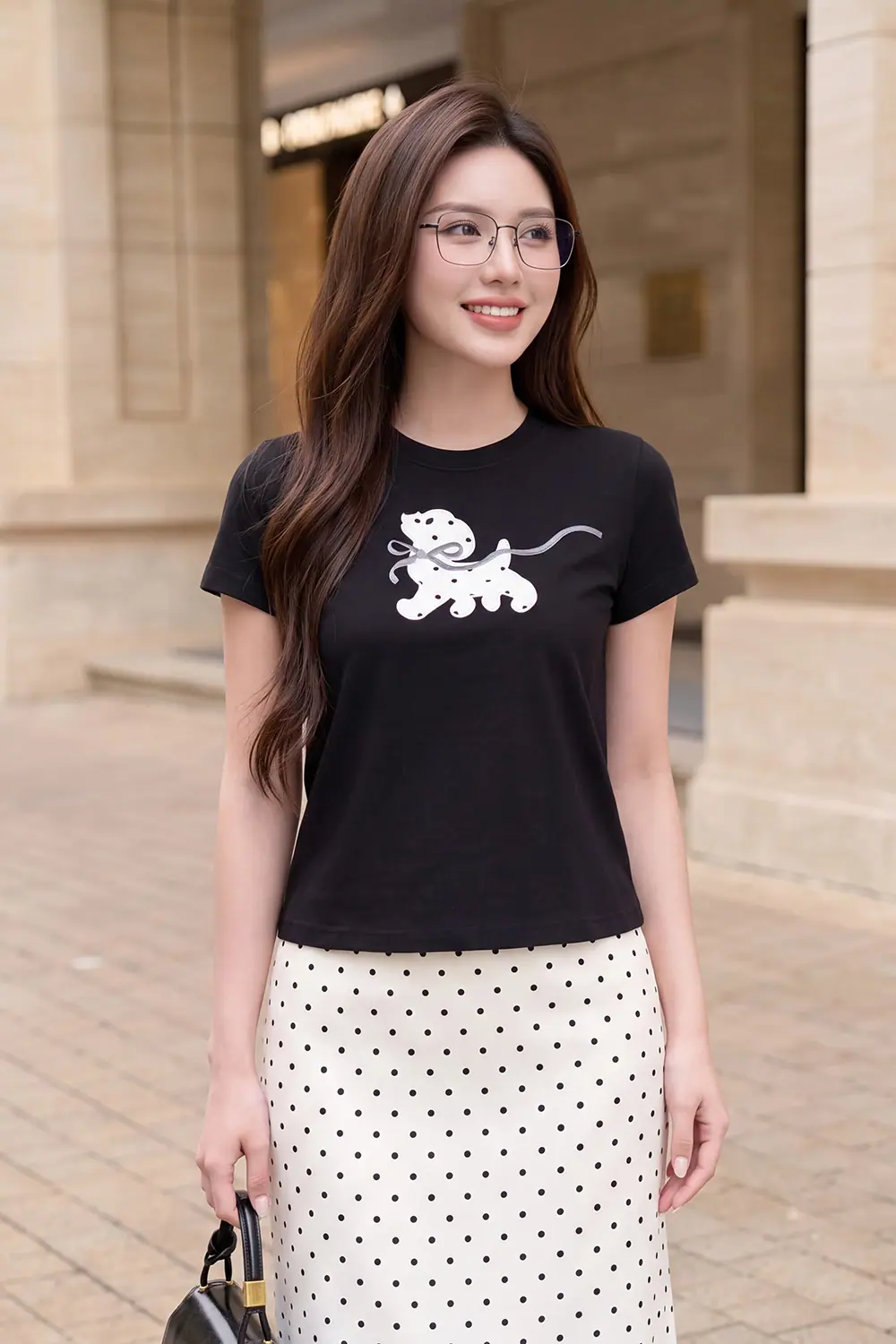 Áo thun cotton nữ màu đen in họa tiết