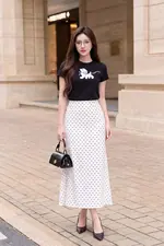 Áo thun cotton nữ màu đen in họa tiết