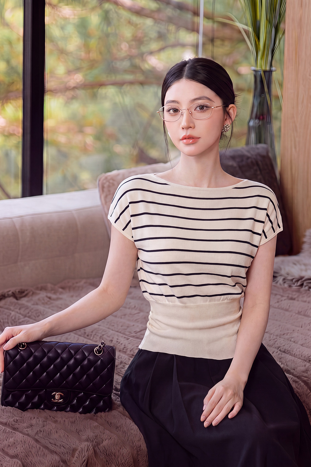 Áo len dệt kim bo eo kẻ sọc đen