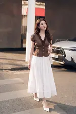 Áo kiểu xô thêu màu nâu cổ V phối ren