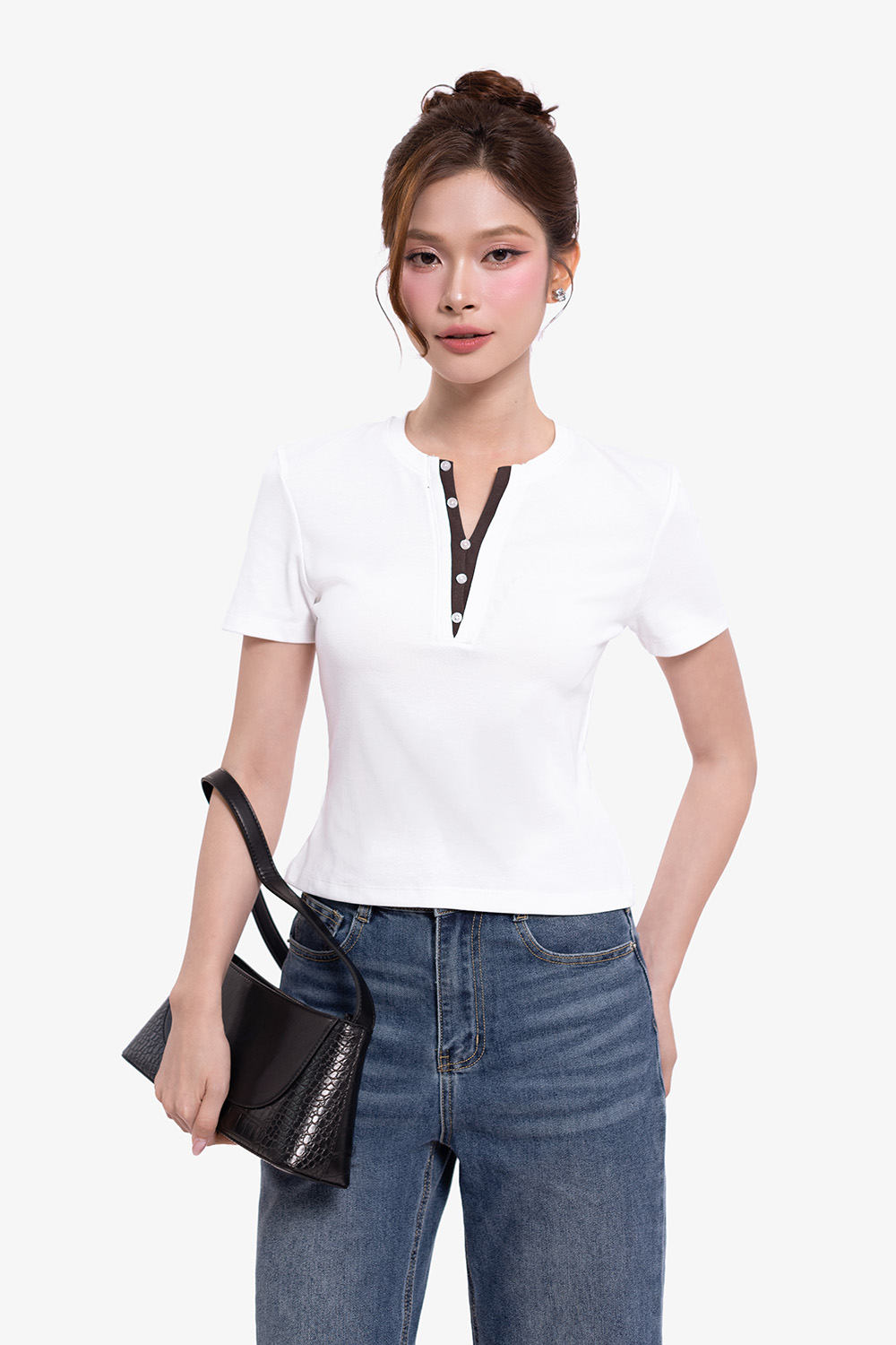 Áo thun trắng cổ tròn phối màu đính nút