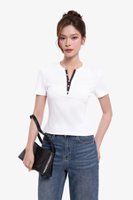 Áo thun trắng cổ tròn phối màu đính nút
