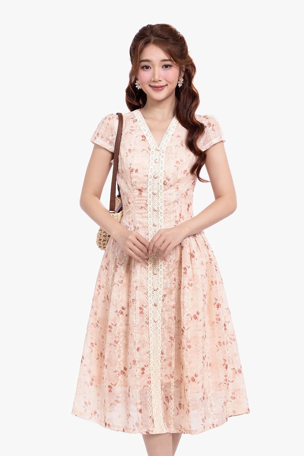 Đầm xô thêu hoa cổ V phối ren