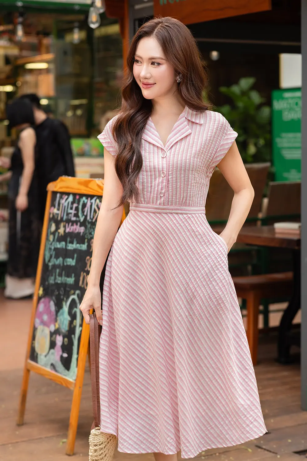 Đầm kẻ sọc dáng xòe nhấn eo cổ đan tông