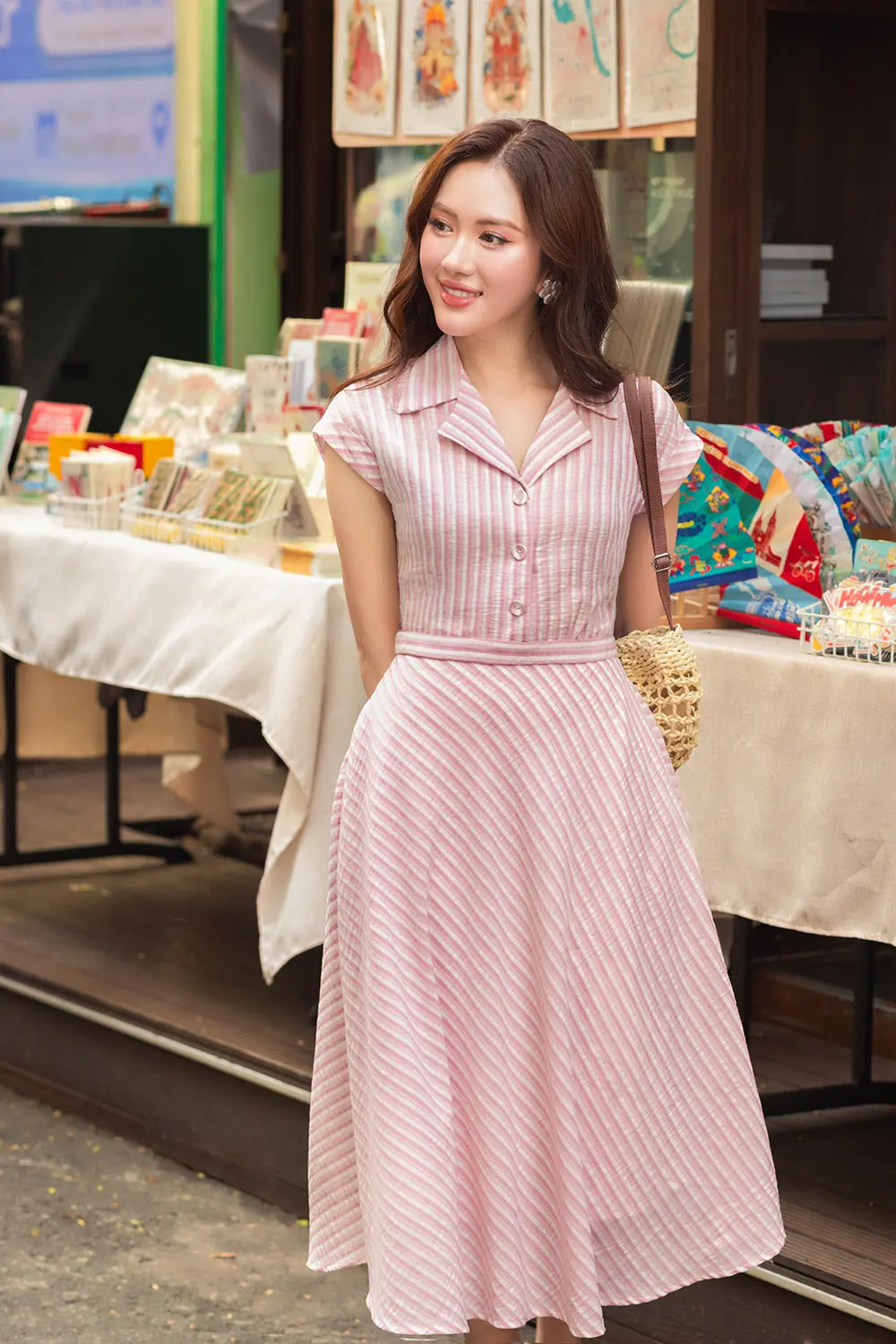Đầm kẻ sọc dáng xòe nhấn eo cổ đan tông