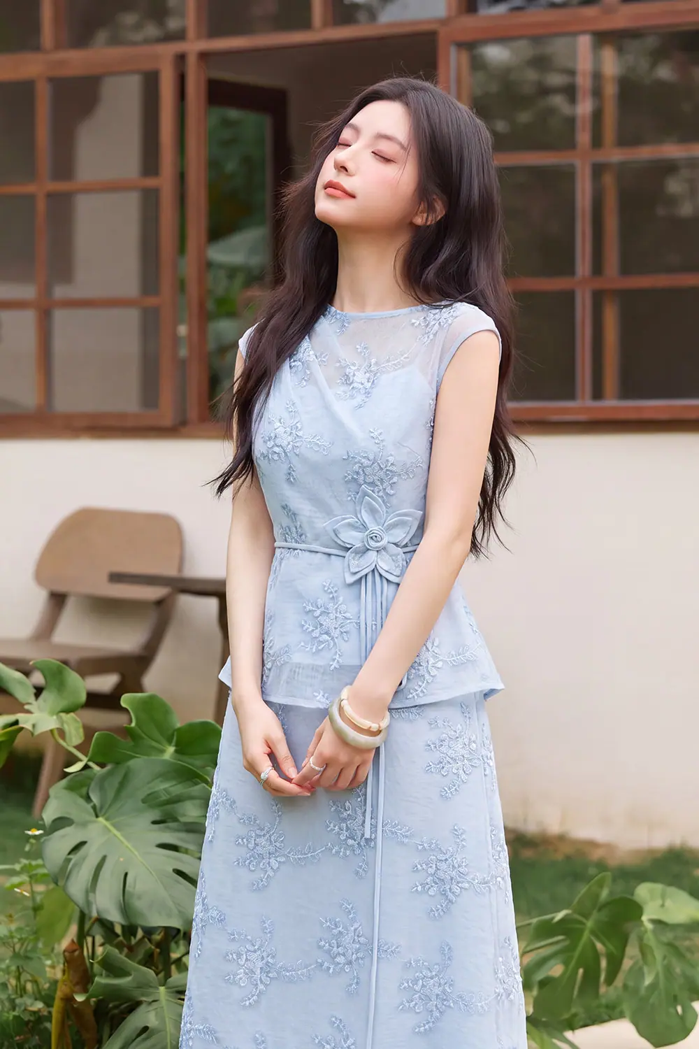Áo kiểu tơ gân thêu nổi màu xanh đính hoa