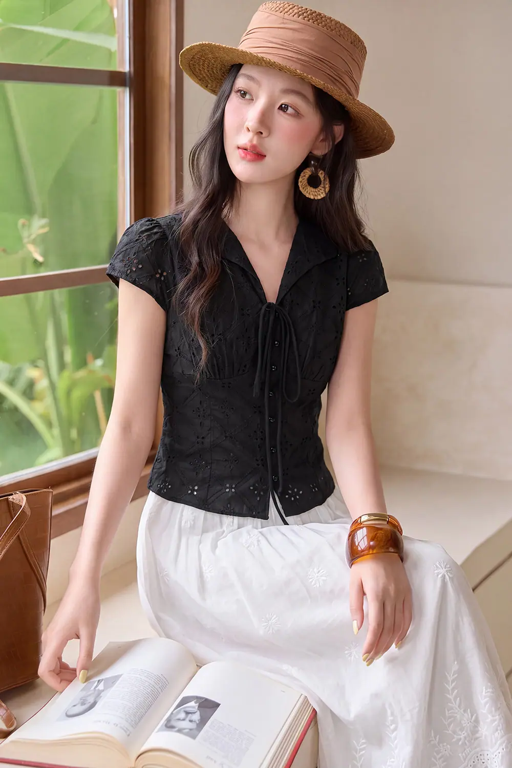 Áo kiểu xô thêu màu đen phối thắt nơ