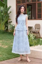 Chân váy xanh tơ gân thêu nổi dáng xòe dài