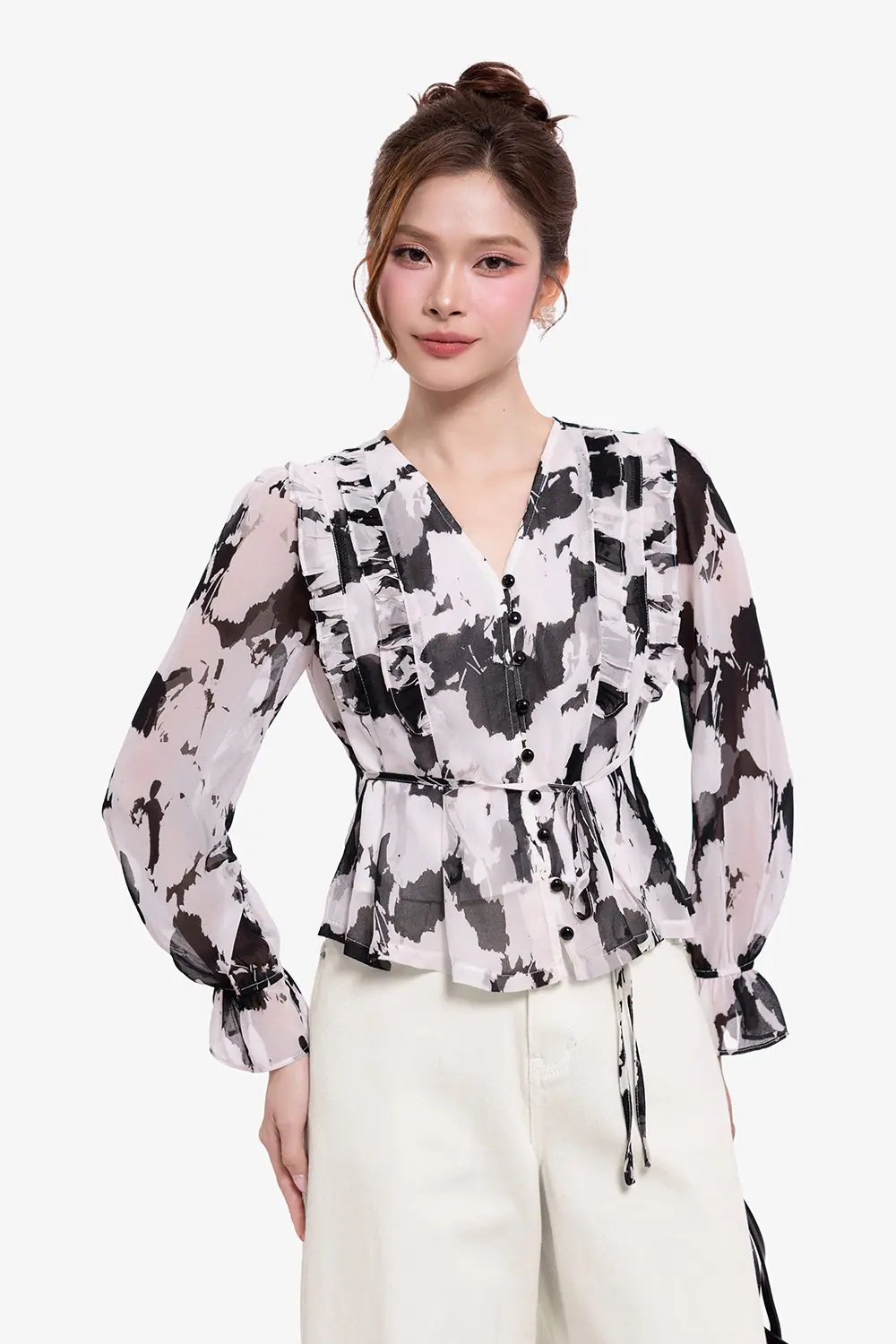 Áo kiểu nữ họa tiết trắng đen viền bèo