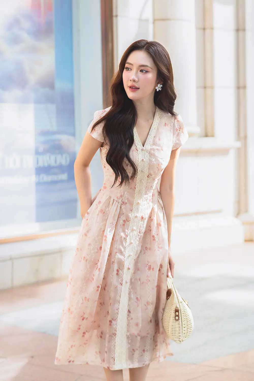 Đầm xô thêu hoa cổ V phối ren