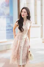 Đầm xô thêu hoa cổ V phối ren