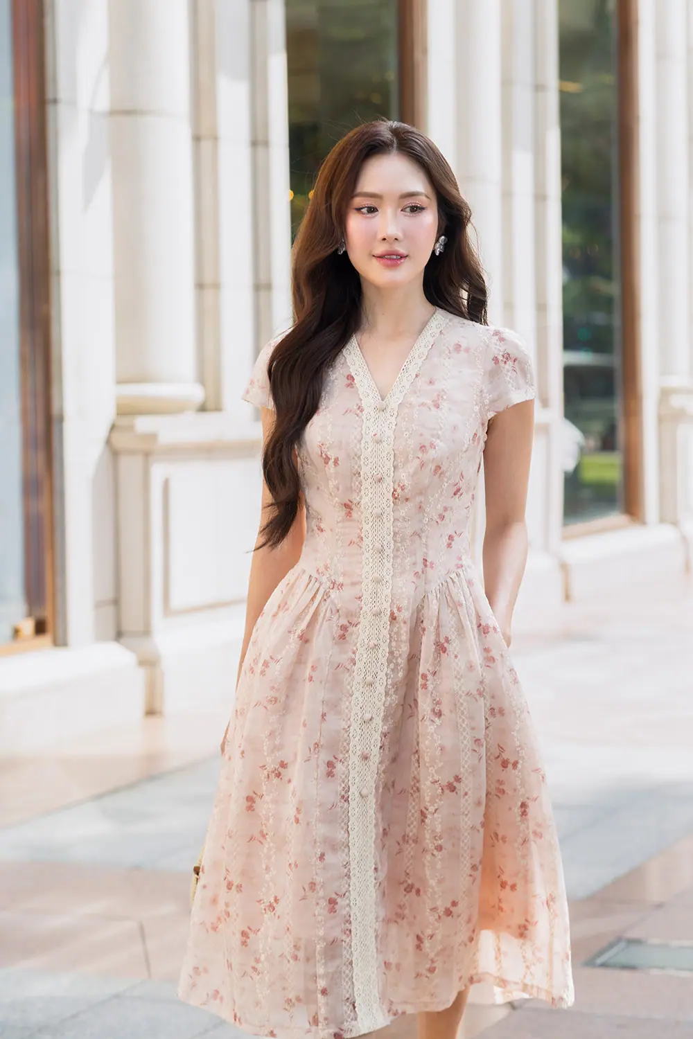 Đầm xô thêu hoa cổ V phối ren