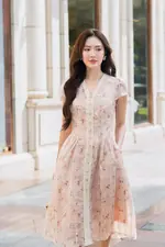 Đầm xô thêu hoa cổ V phối ren