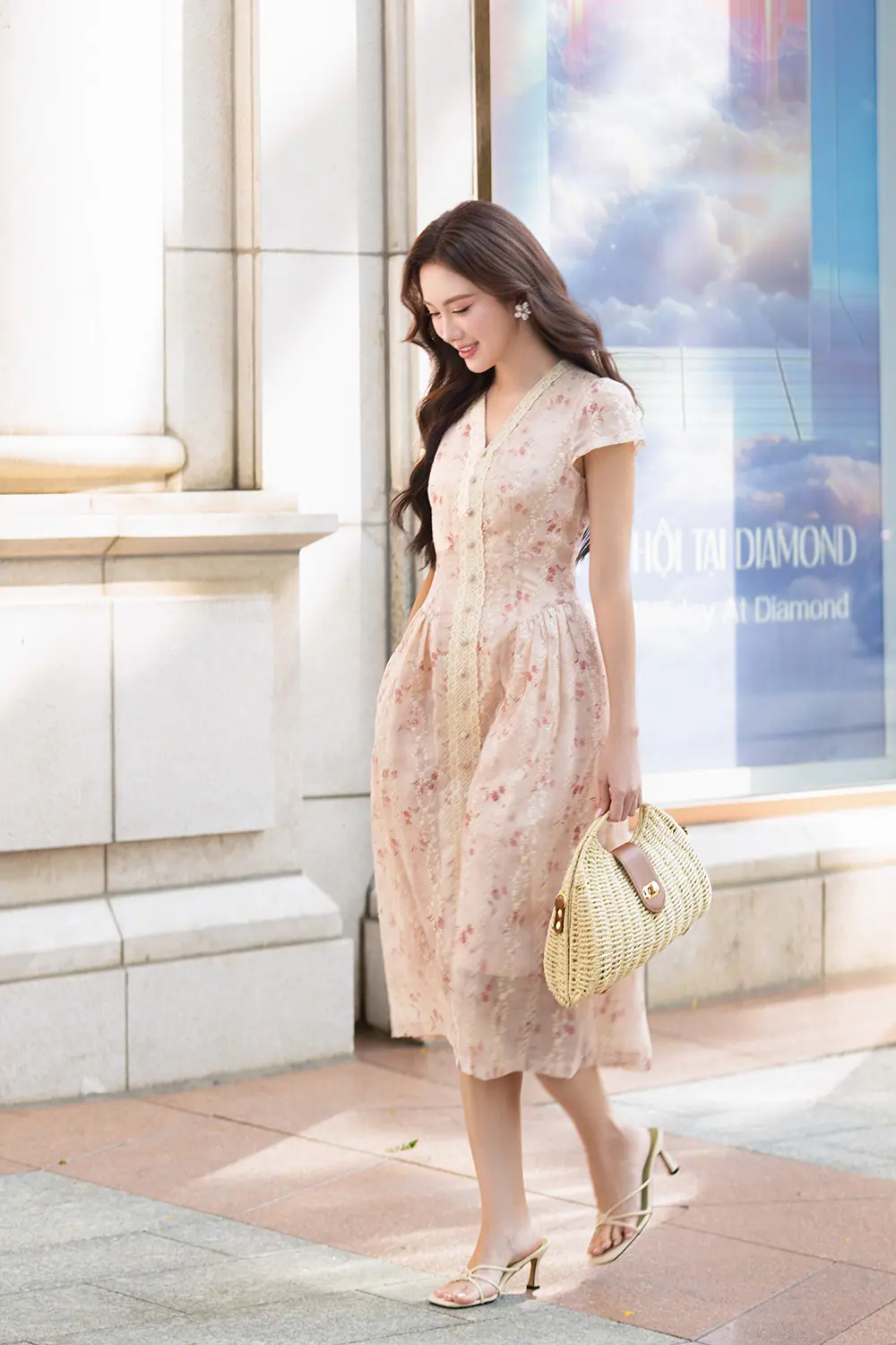 Đầm xô thêu hoa cổ V phối ren