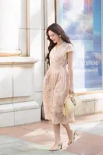 Đầm xô thêu hoa cổ V phối ren