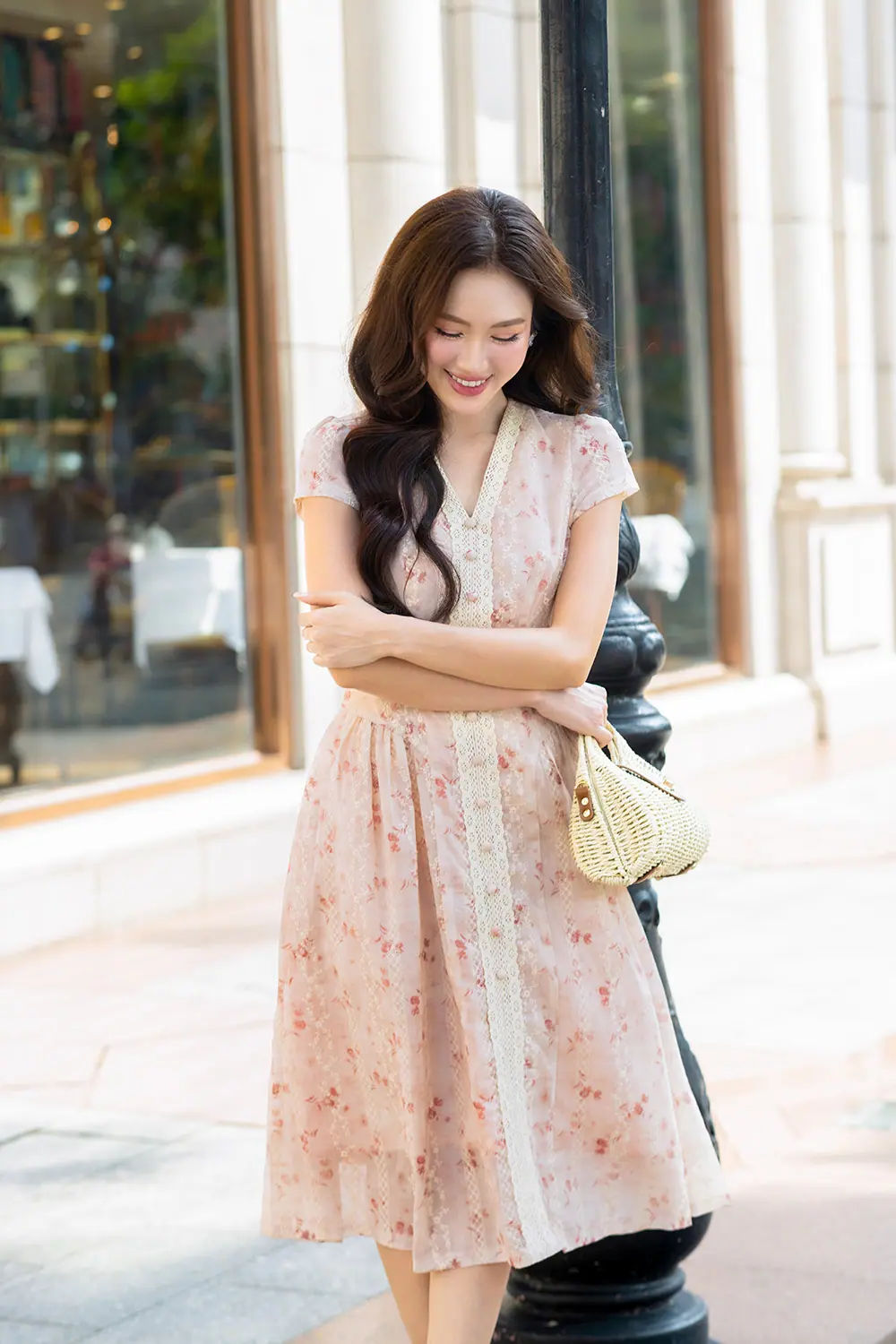 Đầm xô thêu hoa cổ V phối ren