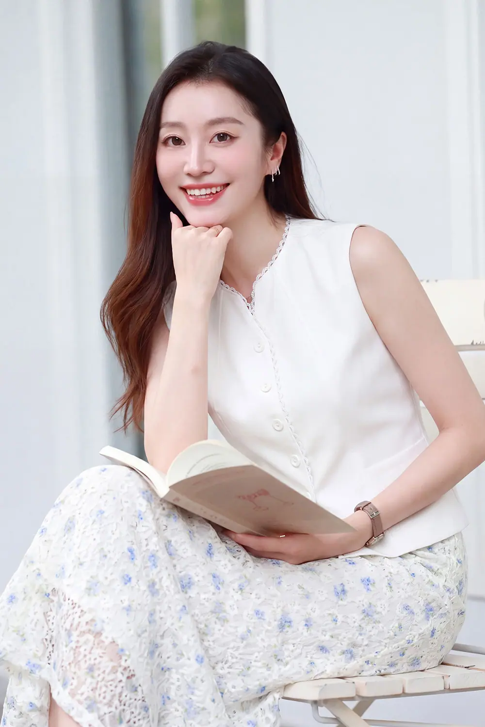 Áo gile nữ màu trắng viền ren