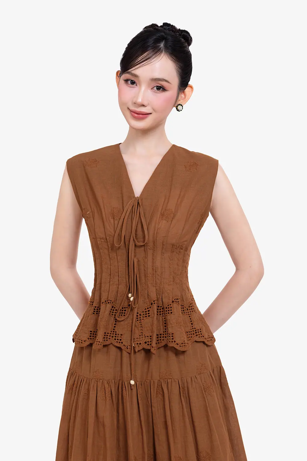 Áo kiểu nữ xô thêu cổ V phối nơ