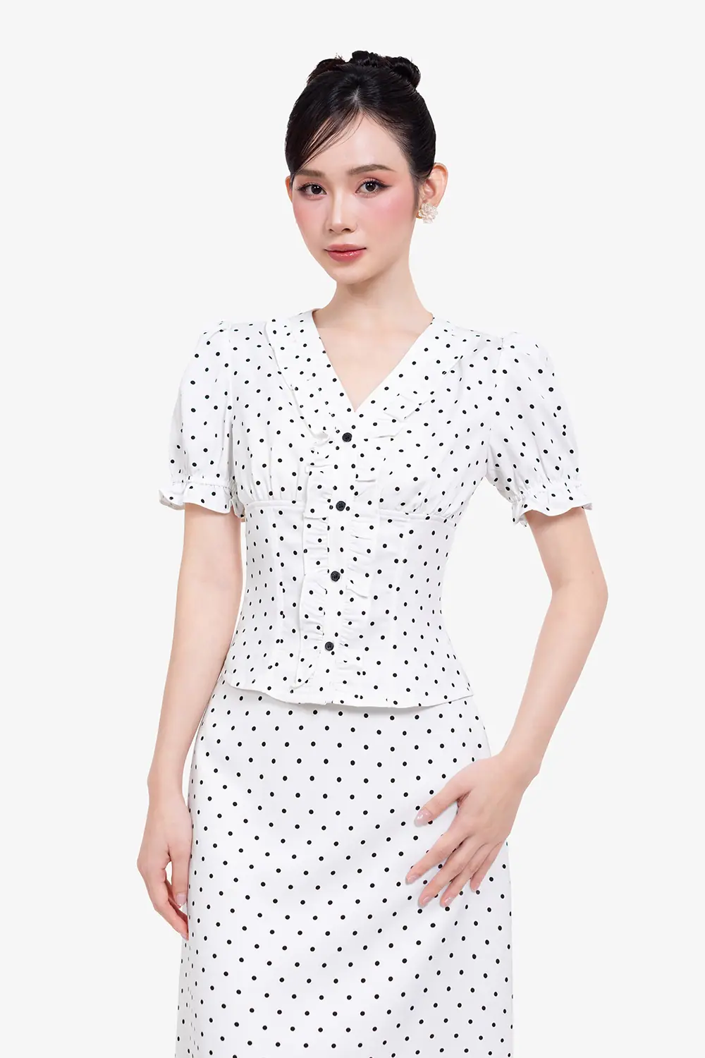 Áo kiểu nữ chấm bi phối bèo