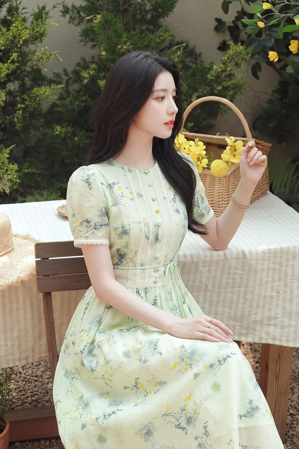 Đầm xòe hoa nhí phối ren nhấn nơ eo