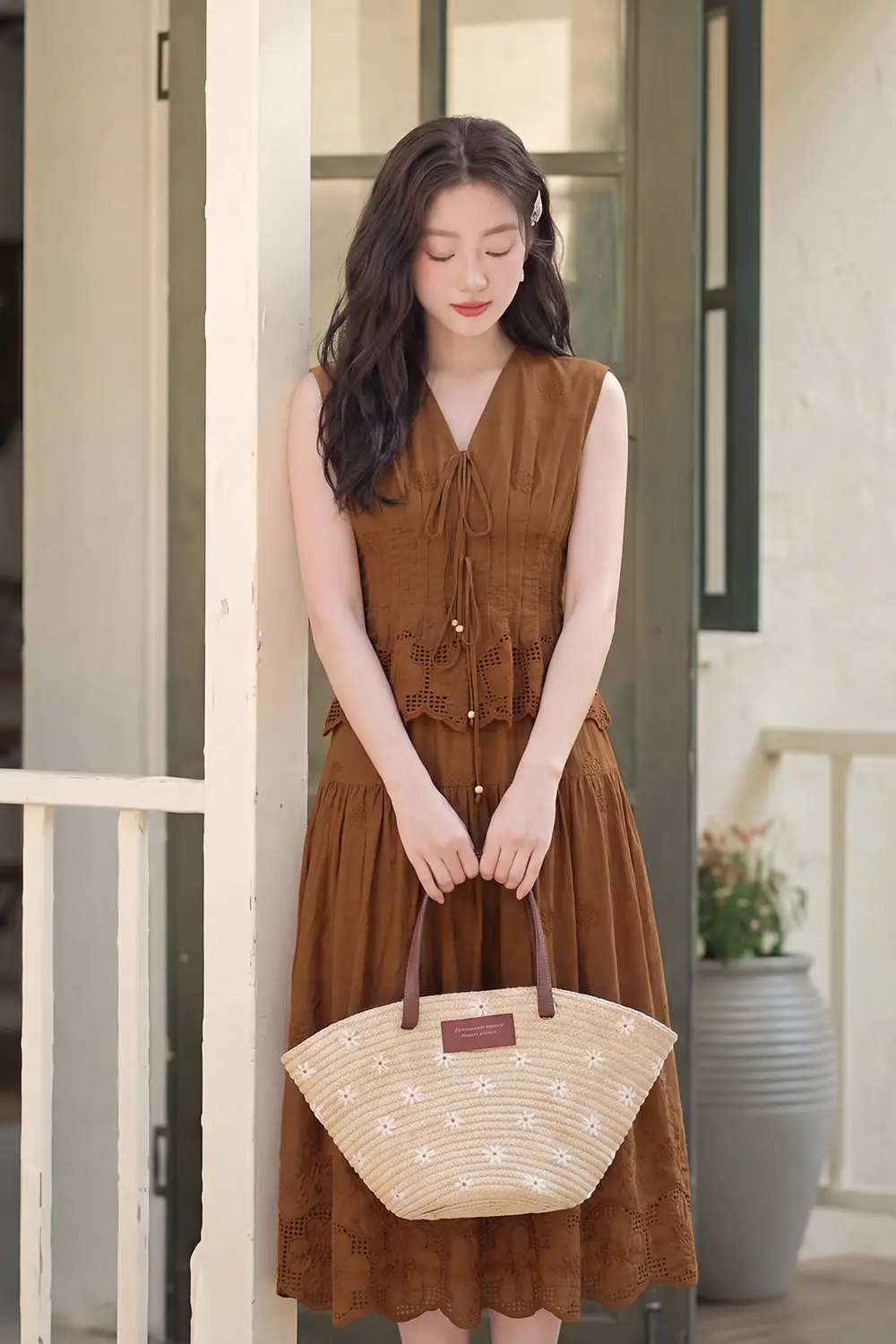 Áo kiểu nữ xô thêu cổ V phối nơ